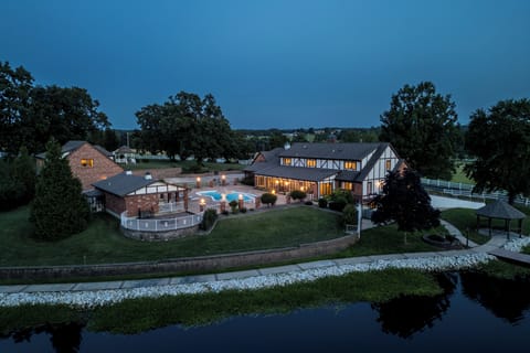 De Soto Vacation Rental | 5BR | 8BA | 6,900 Sq Ft | 1 Step to Enter
