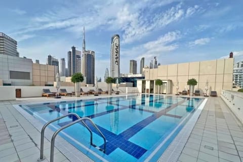 Rooftop Oasis: Dive into the glistening pool with stunning skyline views! Perfect for relaxation!