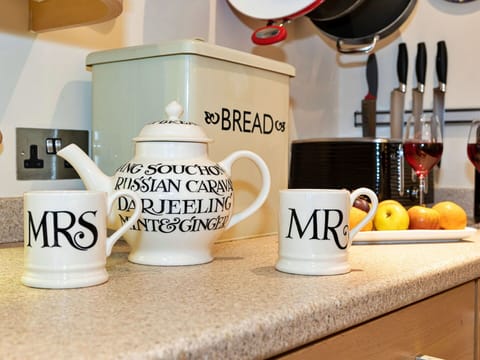 Shade, Mountain Range, Outdoor Structure, Eco Hotel, Deck, Outdoor Furniture, Garden, Chair, Landscaping, Hardwood