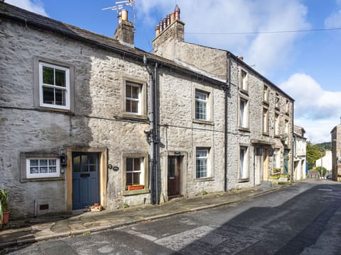 Shade, Mountain Range, Outdoor Structure, Eco Hotel, Deck, Outdoor Furniture, Garden, Chair, Landscaping, Hardwood