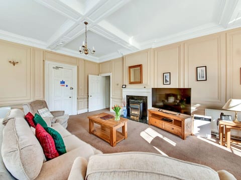 Shade, Mountain Range, Outdoor Structure, Eco Hotel, Deck, Outdoor Furniture, Garden, Chair, Landscaping, Hardwood