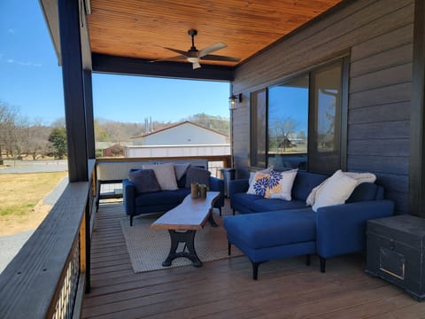 Spacious porch with fews of downtown