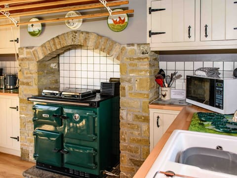 Shade, Mountain Range, Outdoor Structure, Eco Hotel, Deck, Outdoor Furniture, Garden, Chair, Landscaping, Hardwood