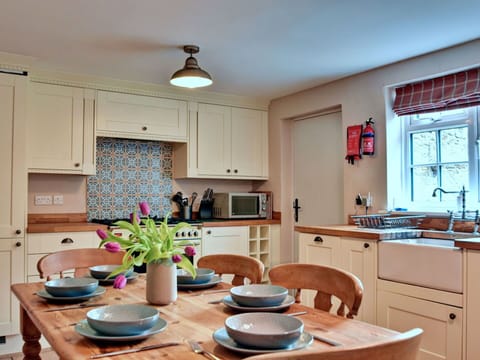 Shade, Mountain Range, Outdoor Structure, Eco Hotel, Deck, Outdoor Furniture, Garden, Chair, Landscaping, Hardwood