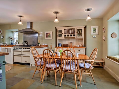 Shade, Mountain Range, Outdoor Structure, Eco Hotel, Deck, Outdoor Furniture, Garden, Chair, Landscaping, Hardwood