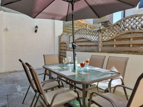 Shade, Mountain Range, Outdoor Structure, Eco Hotel, Deck, Outdoor Furniture, Garden, Chair, Landscaping, Hardwood