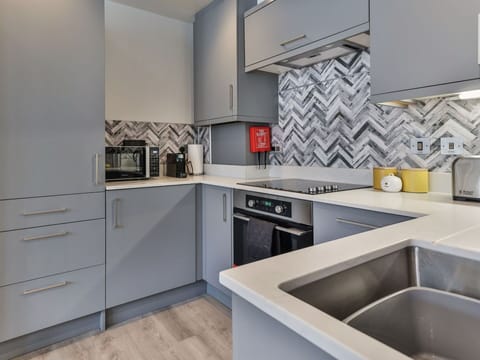 Shade, Mountain Range, Outdoor Structure, Eco Hotel, Deck, Outdoor Furniture, Garden, Chair, Landscaping, Hardwood