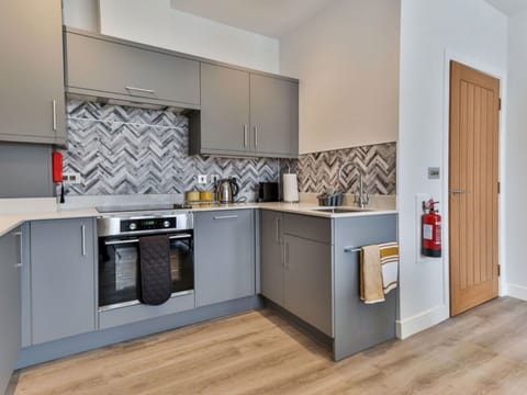 Shade, Mountain Range, Outdoor Structure, Eco Hotel, Deck, Outdoor Furniture, Garden, Chair, Landscaping, Hardwood