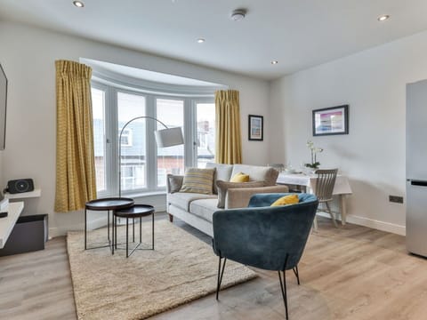 Shade, Mountain Range, Outdoor Structure, Eco Hotel, Deck, Outdoor Furniture, Garden, Chair, Landscaping, Hardwood