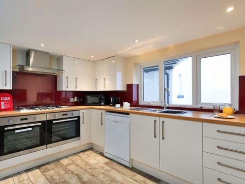 Shade, Mountain Range, Outdoor Structure, Eco Hotel, Deck, Outdoor Furniture, Garden, Chair, Landscaping, Hardwood