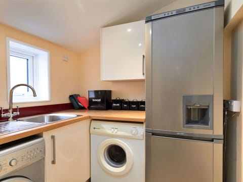 Shade, Mountain Range, Outdoor Structure, Eco Hotel, Deck, Outdoor Furniture, Garden, Chair, Landscaping, Hardwood