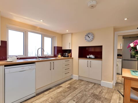 Shade, Mountain Range, Outdoor Structure, Eco Hotel, Deck, Outdoor Furniture, Garden, Chair, Landscaping, Hardwood