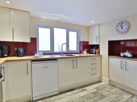 Shade, Mountain Range, Outdoor Structure, Eco Hotel, Deck, Outdoor Furniture, Garden, Chair, Landscaping, Hardwood