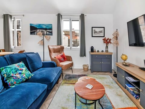 Shade, Mountain Range, Outdoor Structure, Eco Hotel, Deck, Outdoor Furniture, Garden, Chair, Landscaping, Hardwood