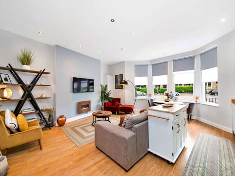 Shade, Mountain Range, Outdoor Structure, Eco Hotel, Deck, Outdoor Furniture, Garden, Chair, Landscaping, Hardwood