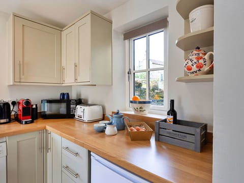 Shade, Mountain Range, Outdoor Structure, Eco Hotel, Deck, Outdoor Furniture, Garden, Chair, Landscaping, Hardwood