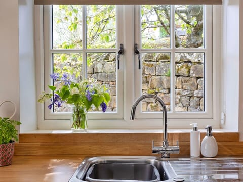 Shade, Mountain Range, Outdoor Structure, Eco Hotel, Deck, Outdoor Furniture, Garden, Chair, Landscaping, Hardwood