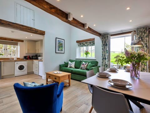 Shade, Mountain Range, Outdoor Structure, Eco Hotel, Deck, Outdoor Furniture, Garden, Chair, Landscaping, Hardwood