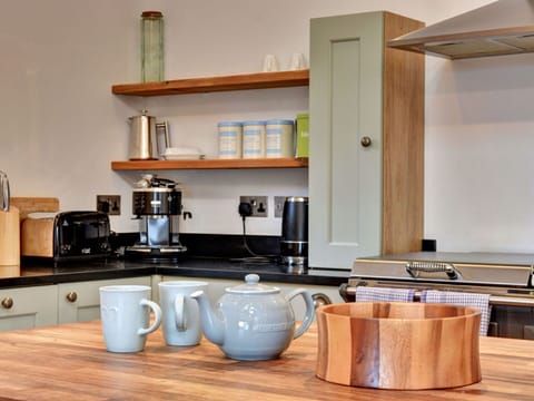 Shade, Mountain Range, Outdoor Structure, Eco Hotel, Deck, Outdoor Furniture, Garden, Chair, Landscaping, Hardwood