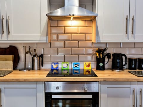 Shade, Mountain Range, Outdoor Structure, Eco Hotel, Deck, Outdoor Furniture, Garden, Chair, Landscaping, Hardwood