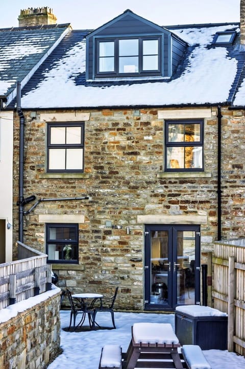 Shade, Mountain Range, Outdoor Structure, Eco Hotel, Deck, Outdoor Furniture, Garden, Chair, Landscaping, Hardwood