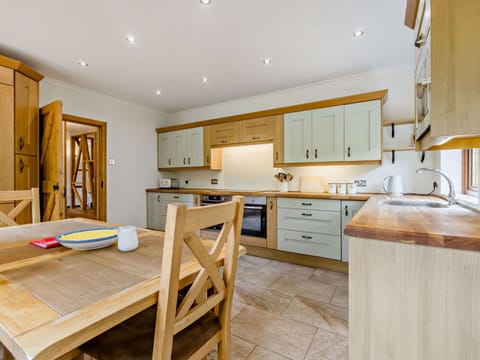 Shade, Mountain Range, Outdoor Structure, Eco Hotel, Deck, Outdoor Furniture, Garden, Chair, Landscaping, Hardwood