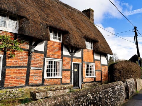 House, Cottage, Roof, Brickwork, Rural Area, Home, Door, Brick, Slope, Thatching