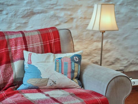 Textile, Plaid, Cushion, Linens, Throw Pillow, Pillow, Living Room, Lamp