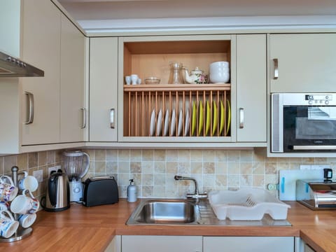 Kitchen Appliance, Kitchen, Cabinetry, Countertop, Furniture, Interior Design, Home Appliance, Wood, Major Appliance, Tableware