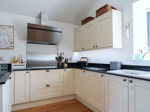 Kitchen, Kitchen Appliance, Countertop, Cabinetry, Interior Design, Major Appliance, Wood, Home Appliance, Flooring, Kitchen Stove