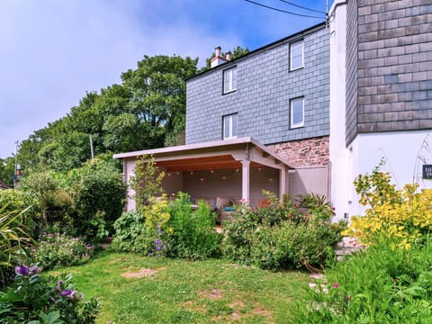 Shrub, House, Garden, Roof, Cottage, Home, Groundcover, Spring, Yard