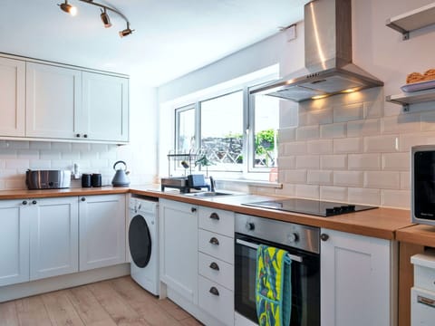 Kitchen, Kitchen Appliance, Countertop, Interior Design, Major Appliance, Cabinetry, Flooring, Home Appliance, Wood, Kitchen Stove