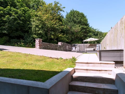 Grass, Shrub, Public Space, Land Lot, Garden, Composite Material, Landscaping, Lawn, Concrete, Backyard