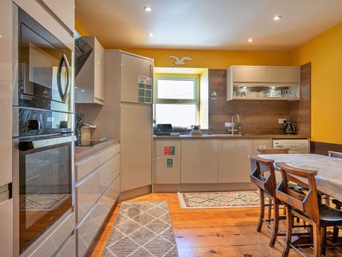 Apartment, Balcony, Shade, Marina, Hotel, Dock