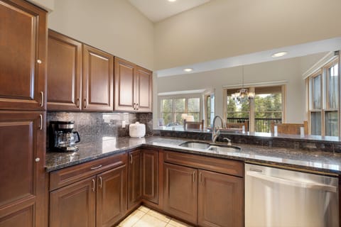 Large Kitchen & bar area