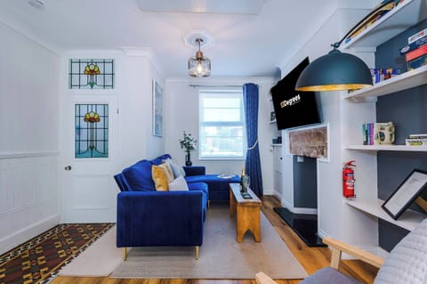 This cosy living room overlooks the charming street below and features a bright blue sofa, smart TV, and ambient mood lighting. With a handpicked selection of books and board games for all ages, it’s the perfect space to unwind and enjoy quality time