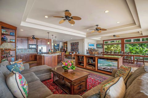 Gorgeous ocean view living area! (1)