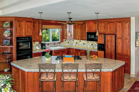Elegantly designed full kitchen!