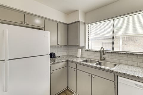 Kitchen | Dishwasher | Stove/Oven | Toaster