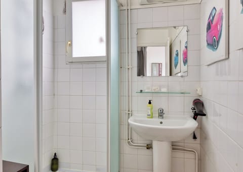 Salle de bain avec douche