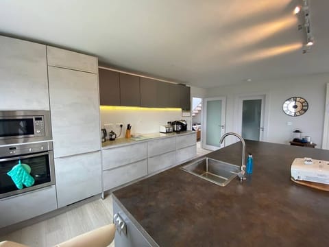 d8c09857-c404-4297-859b-b781b7e490b8