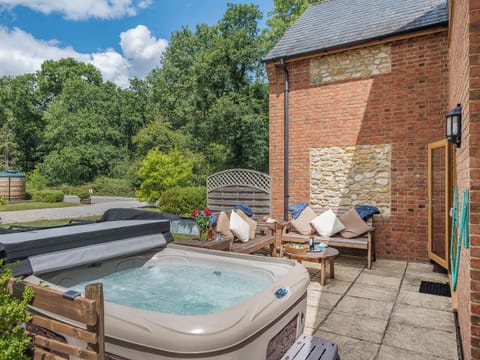 Hot tub | Jasmine - The Victorian Barn, Blandford Forum