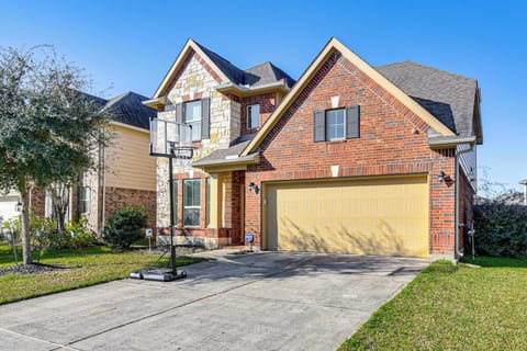 Humble Vacation Rental | 4BR | 2.5BA | Stairs Required | 2,023 Sq Ft