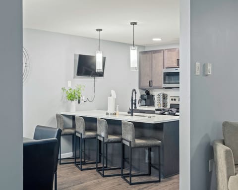 Casual dining made easy at the kitchen counter.