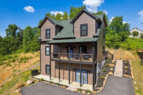Exterior Charm: Experience stunning mountain views from your spacious, inviting porch!
