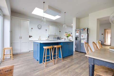 Social Kitchen and breakfast bar