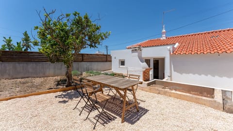 This house offers a patio with seating area to enjoy an outside meal, perhaps one made on the BBQ grill
#BBQ #patio #algarve #portugal