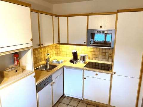 fully equipped kitchen including dishwasher