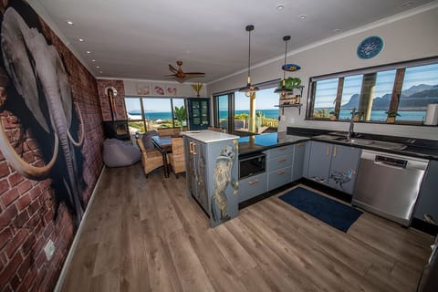 Kitchen and dining room with view over the ocean