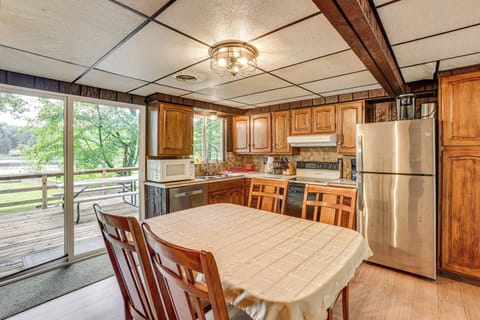 Dining Area | Dishes & Flatware Provided